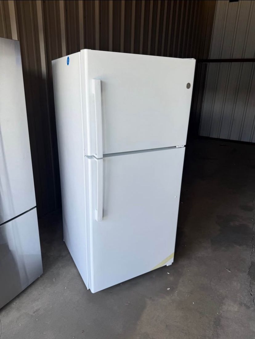 BRAND NEW GE REFRIGERATOR NEVER USED