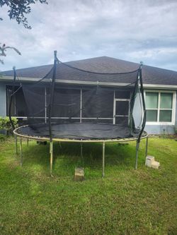 Large outdoor trampoline 15ft. FREE LOCAL DELIVERY! with safety net