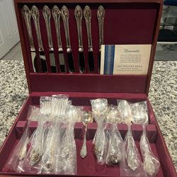 1847 ROGERS BROS IS Remembrance 52 Piece Silverware Flatware With Case