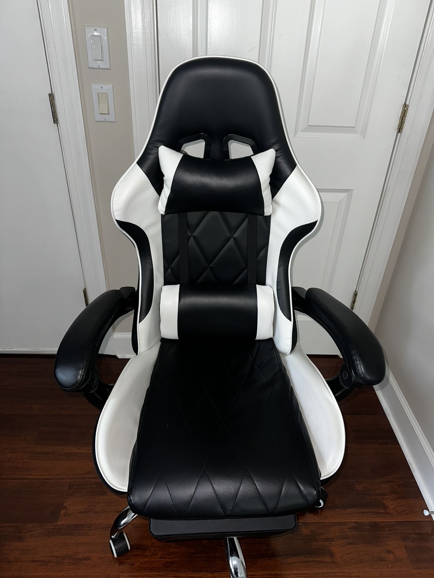 Gaming Chair With Massage Cushion, and Leg rest