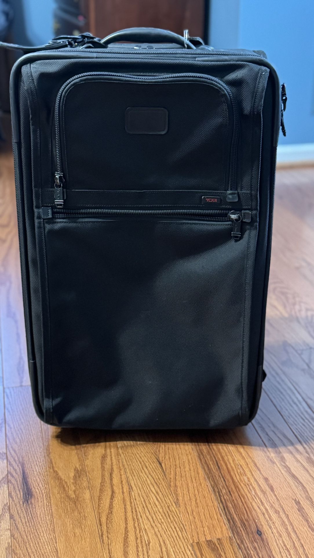 Tumi Continental 22 Inch Carry On Two Wheel Rolling  Carry-On Luggage.  Excellent Condition