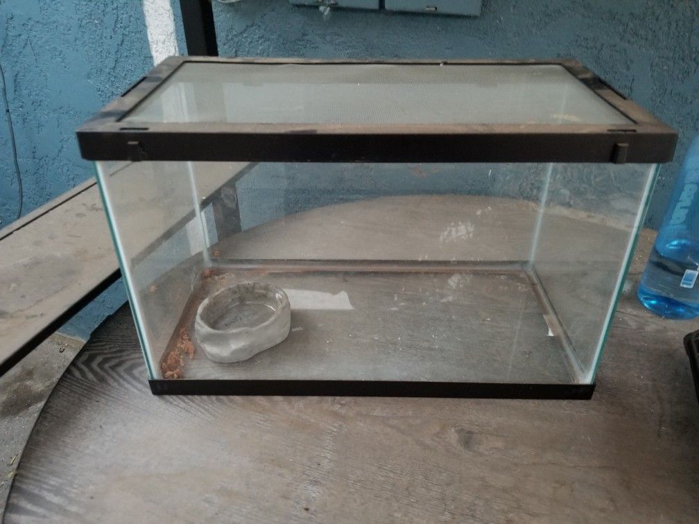 10 gallon reptile tank with screen cover and water bowl