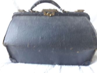 Old horse and buggy doctor's bag very old comes with key see our other items