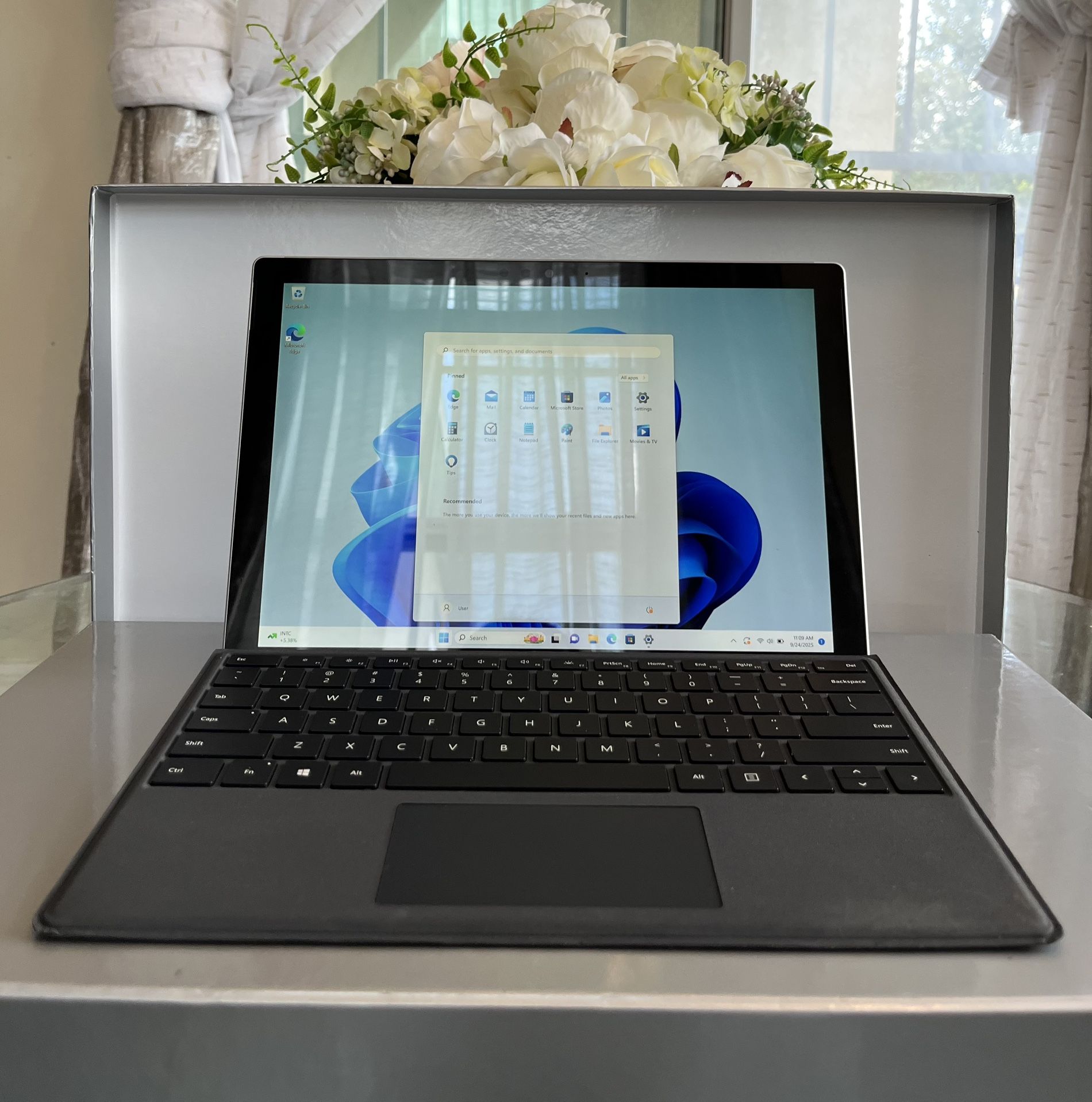 Microsoft Surface Pro 5 1796 Touchscreen Laptop 12" Intel i5 8GB 256GB SSD Windows 10 - $120 