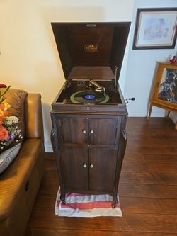 Victrola & it Works!!   VV. XIV
