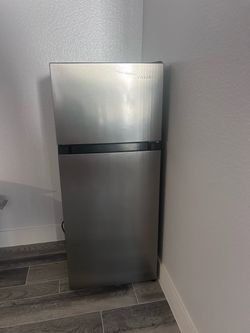 Vissani Compact Refrigerator