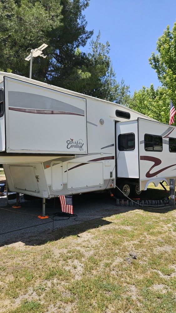 2005 Forest river Cardinal 33 ft