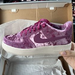 Womens Air Force 1 Size 7 (New)