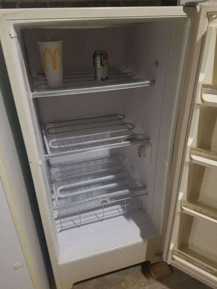 Montgomery ward 10.1 cu. Ft. Upright freezer for Sale in Bladensburg