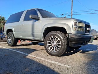 Wassup guys I have this 1996 tahoe 4x4 push button. Clean title.