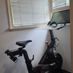 Barely Used, Excellent Condition Peloton Bike