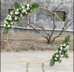 7’ Gold Round Backdrop