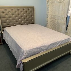 High quality mattress  Queen bed and mattress I bought the mattress for 1500 I’ve had it for