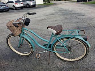 Bicicleta de mujer. Women's bicycle