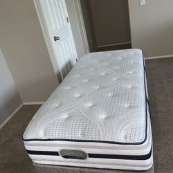 TWIN PLUSH MATTRESS BEAUTYREST AND FREE BOX SPRING 