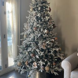 King Of Christmas Tree 7.5 Ft Flocked 