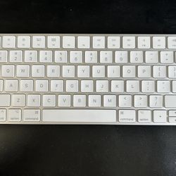 Apple MLA22LL Magic Keyboard - White