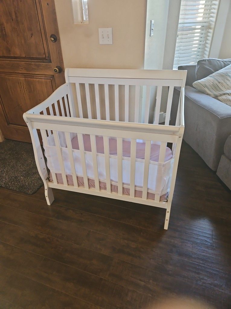 Baby Mini Crib With SERTA Matress/bumper and best sheets Included