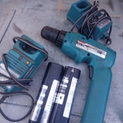 Makita 9.6 Volt Cordless Drill w/2 Batteries &2 Chargers