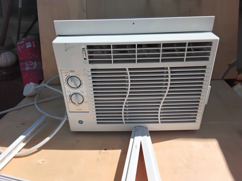 GE 5000 BTU Window Air Conditioner AC With Side Panels