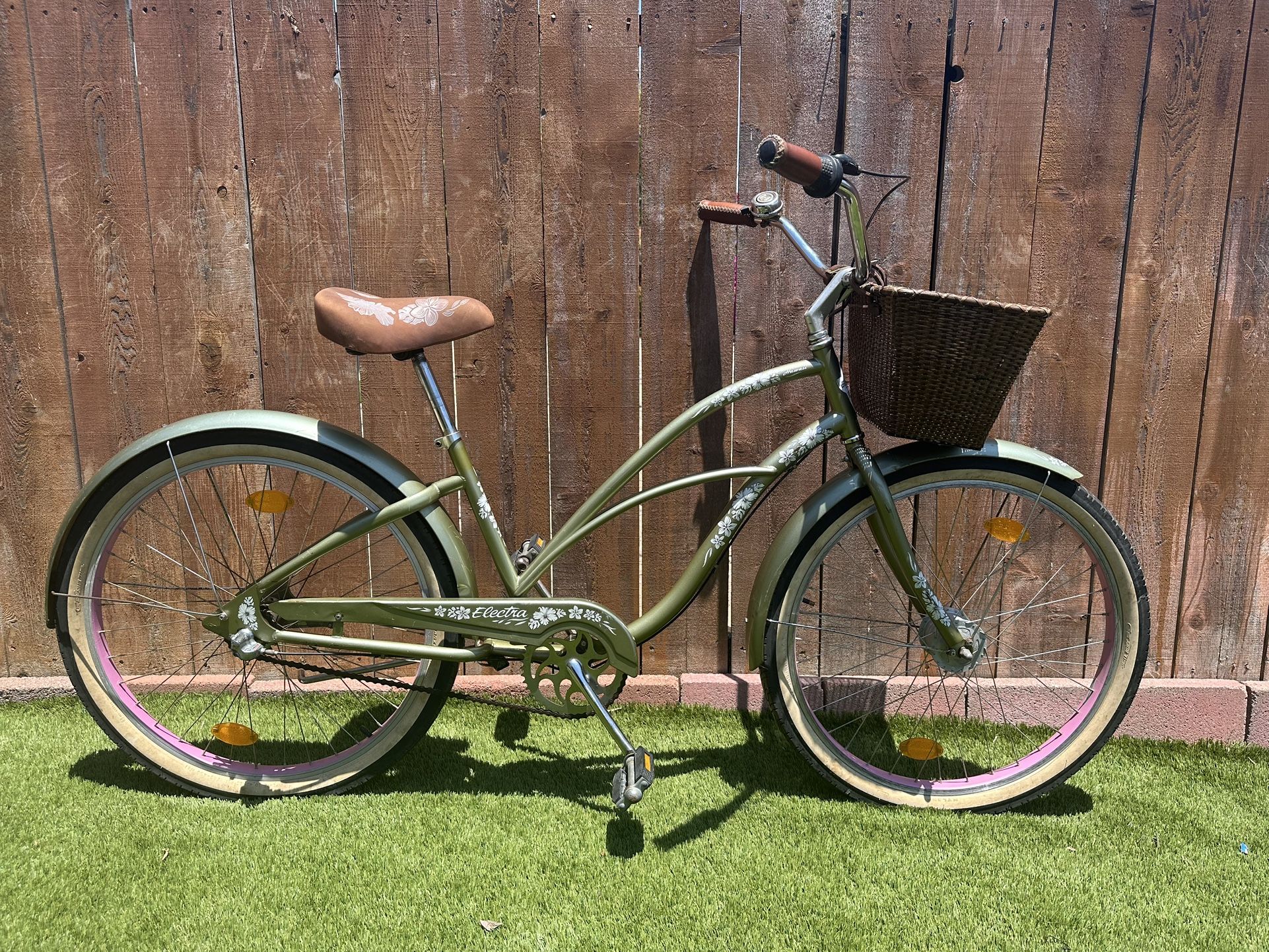 Electra three speed Hawaii model women’s bicycle. Beautiful color. Rides, shifts smooth. Looks beautiful.