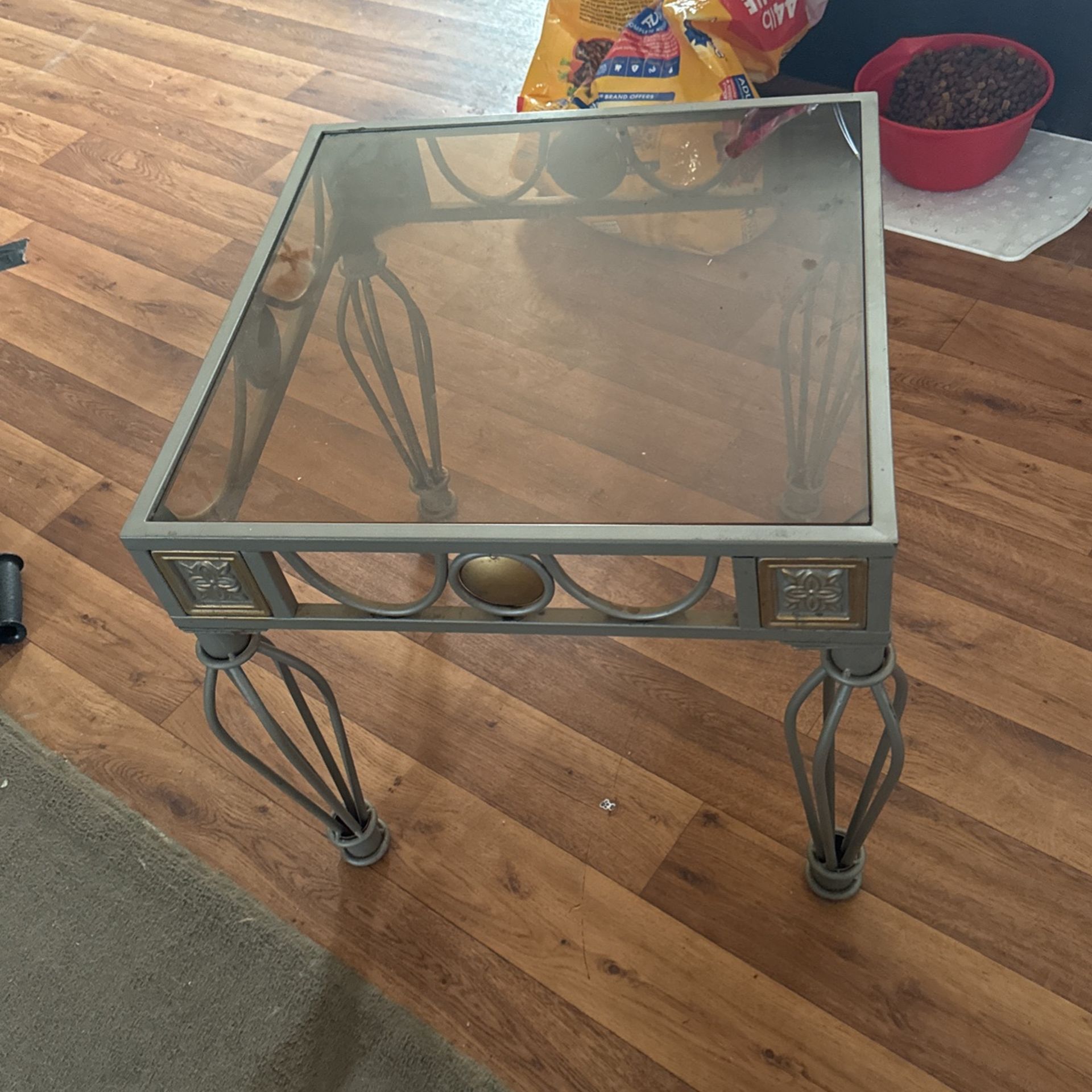 End Table. $20 OBO. Need Gone!
