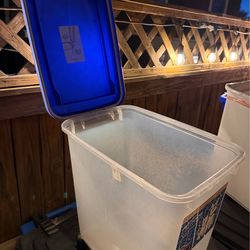 Animal food container