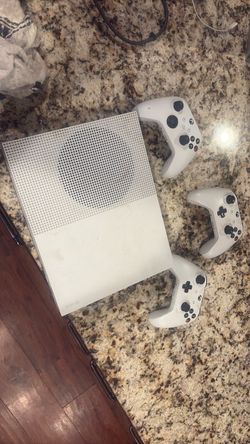 Xbox one s 500gb 3 controllers