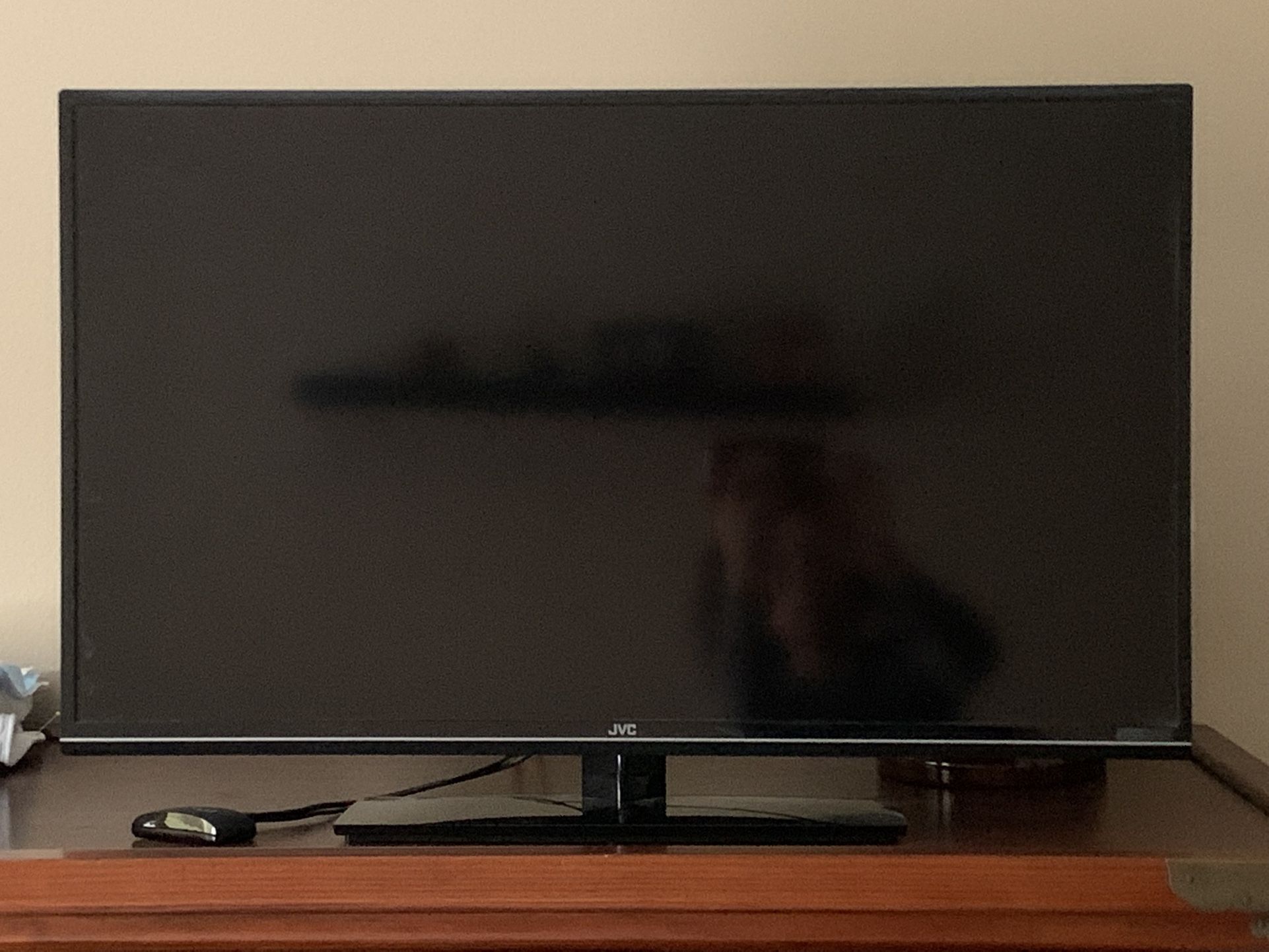 JVC Flat Screen TV 32” Plus ROKU