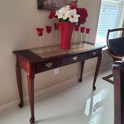 Gorgeous Entry Table Excellent Condition 👌