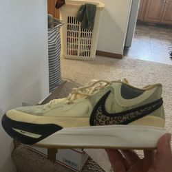 Kyrie 8 Size 12 