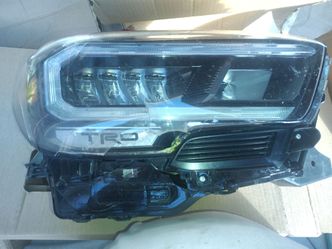 2020-2023 TOYOTA TACOMA LEFT SIDE HEADLIGHT