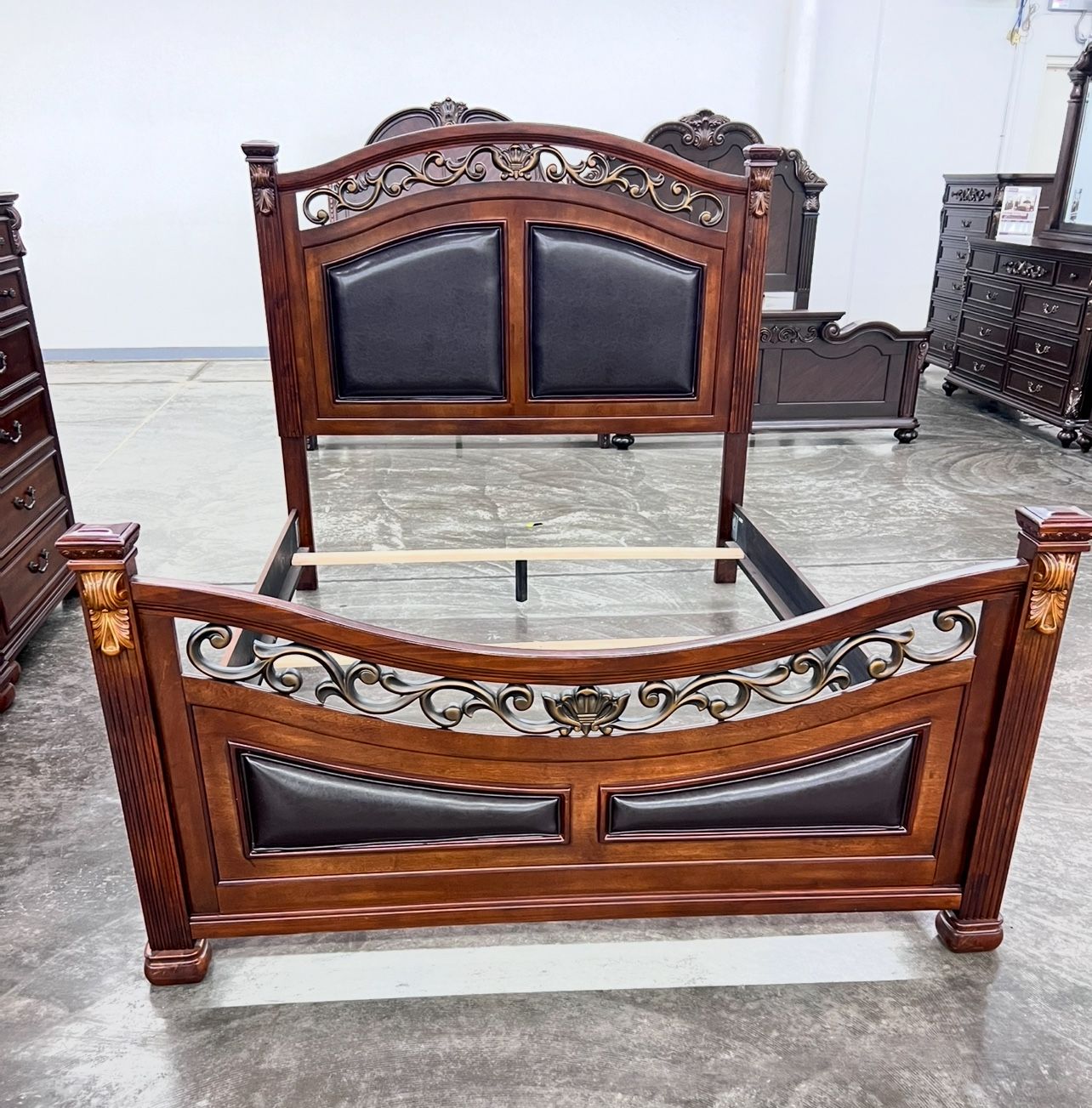 Cama Queen Size Nueva En Su Caja No Incluye Colchones