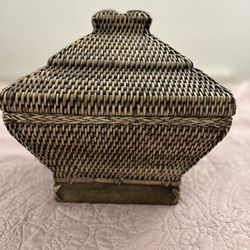 Beautiful Chinese Basket With Lid