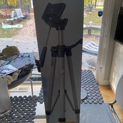 Tripod perfect for holding cameras $25