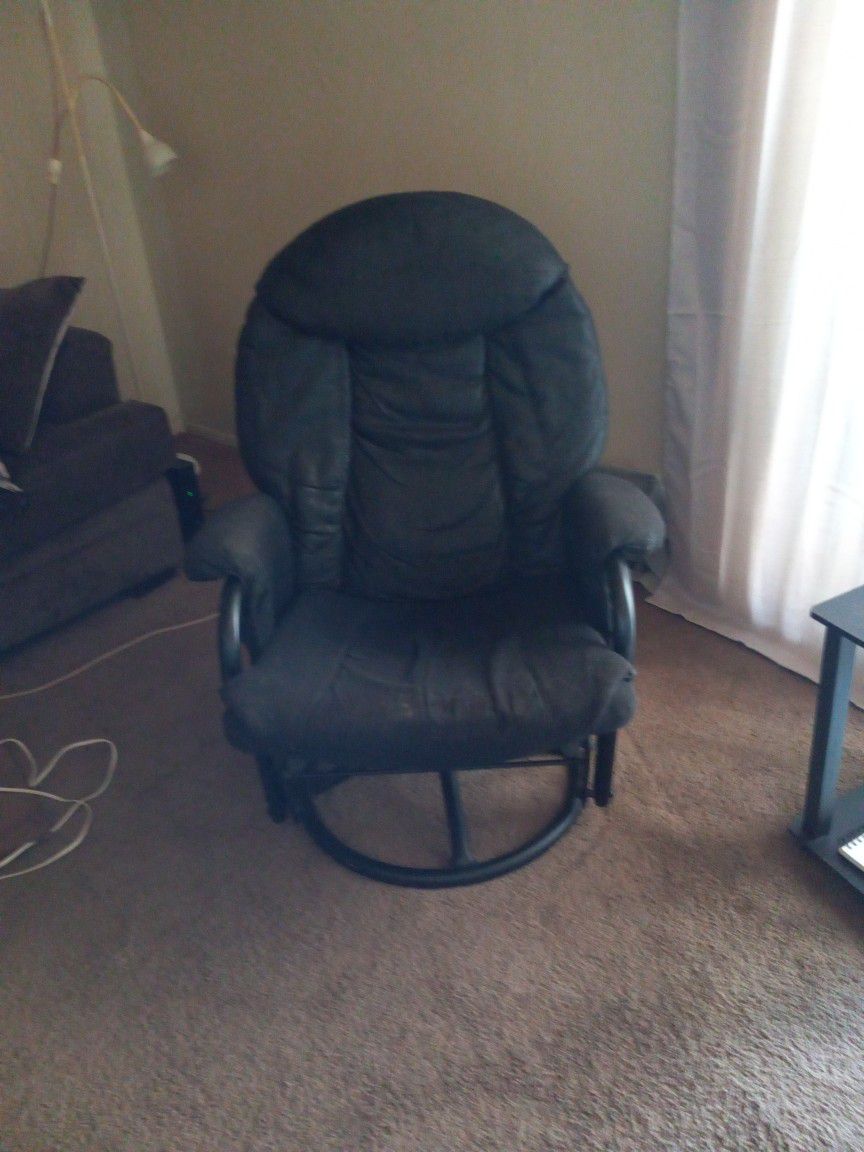 Black Leather Recliner Chair Little Worn Out But Very Comfortable Comes From A Smokey Home