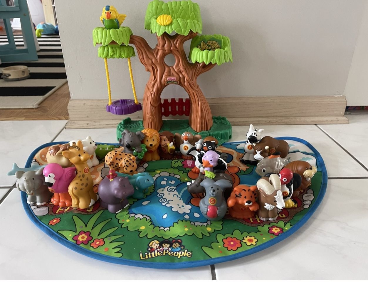 Fisher Price Little People A to Z Learning Alphabet Zoo Playset w/26 animals