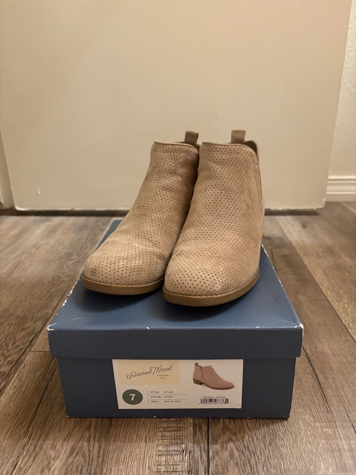 womens universal thread boots size 7