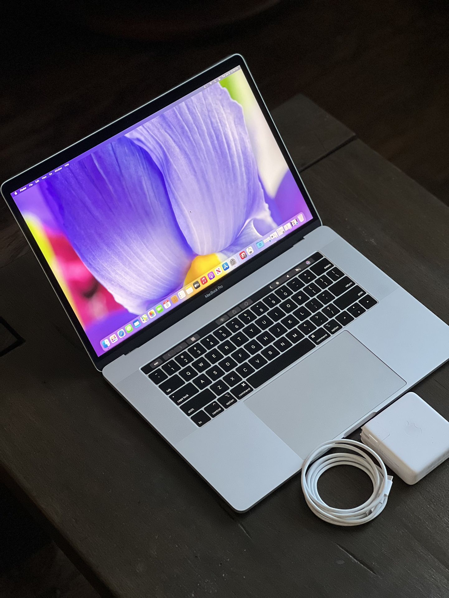 2017 MacBook Pro 15” - 512gb ssd - 16GB ram - (2.9GHz) i7 