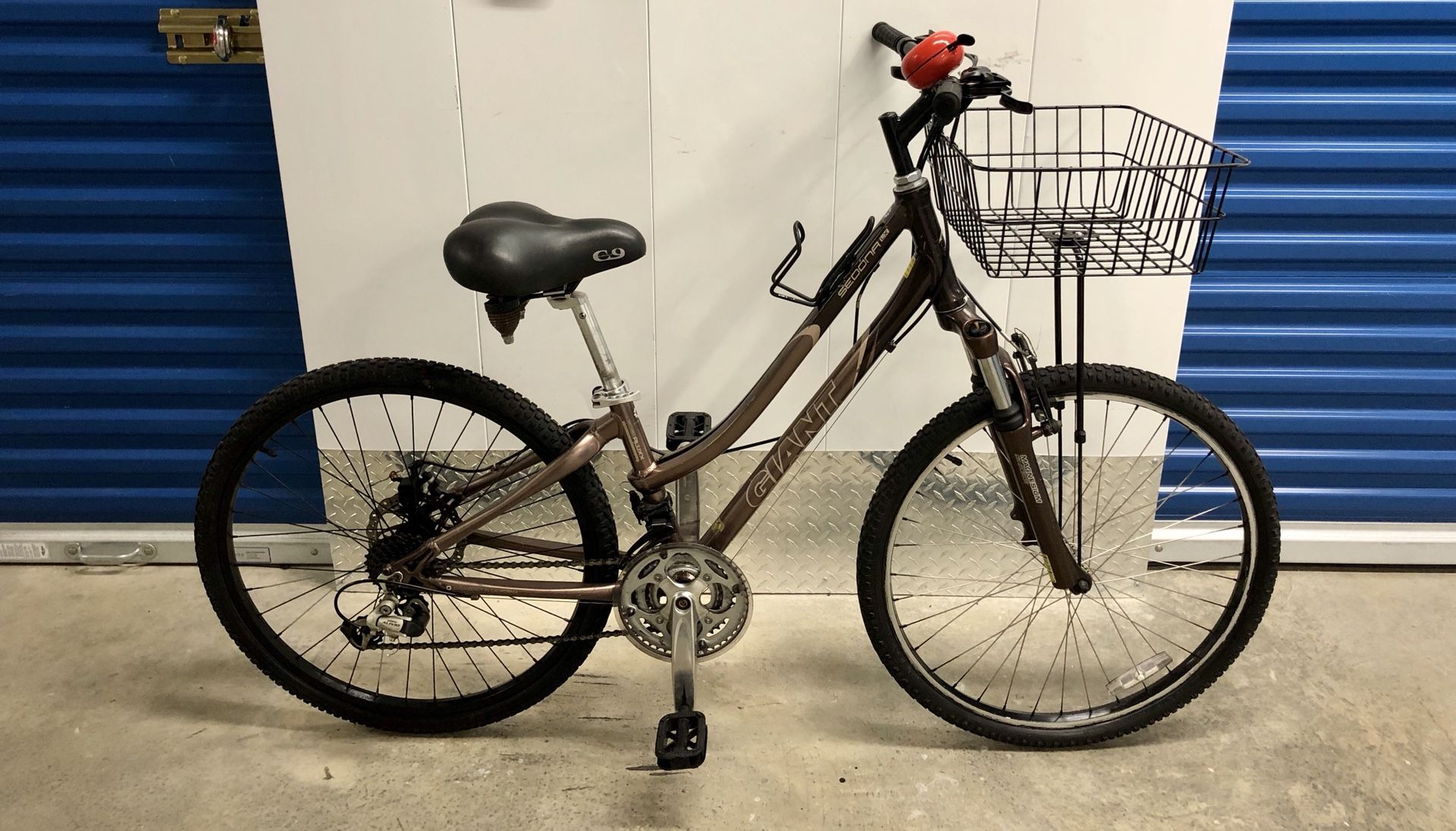 GIANT SEDONA LX 21-SPEED DISC MOUNTAIN BIKE. EXCELLENT CONDITION!