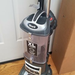NEW cond SHARK NAVIGATOR VACUUM WITH COMPLETE ATTACHMENTS. , AMAZING SUCTION. , WORKS EXCELLENT   , IN THE BOX 