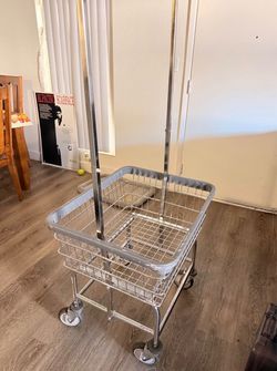 $70 Carro para lavanderia grande
