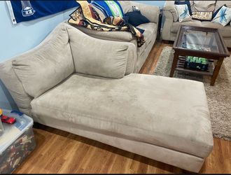 Cream/Beige Chaise Lounge Chair/Sofa
