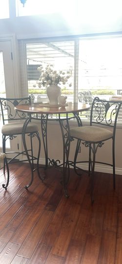 Dinette table and 2 chairs