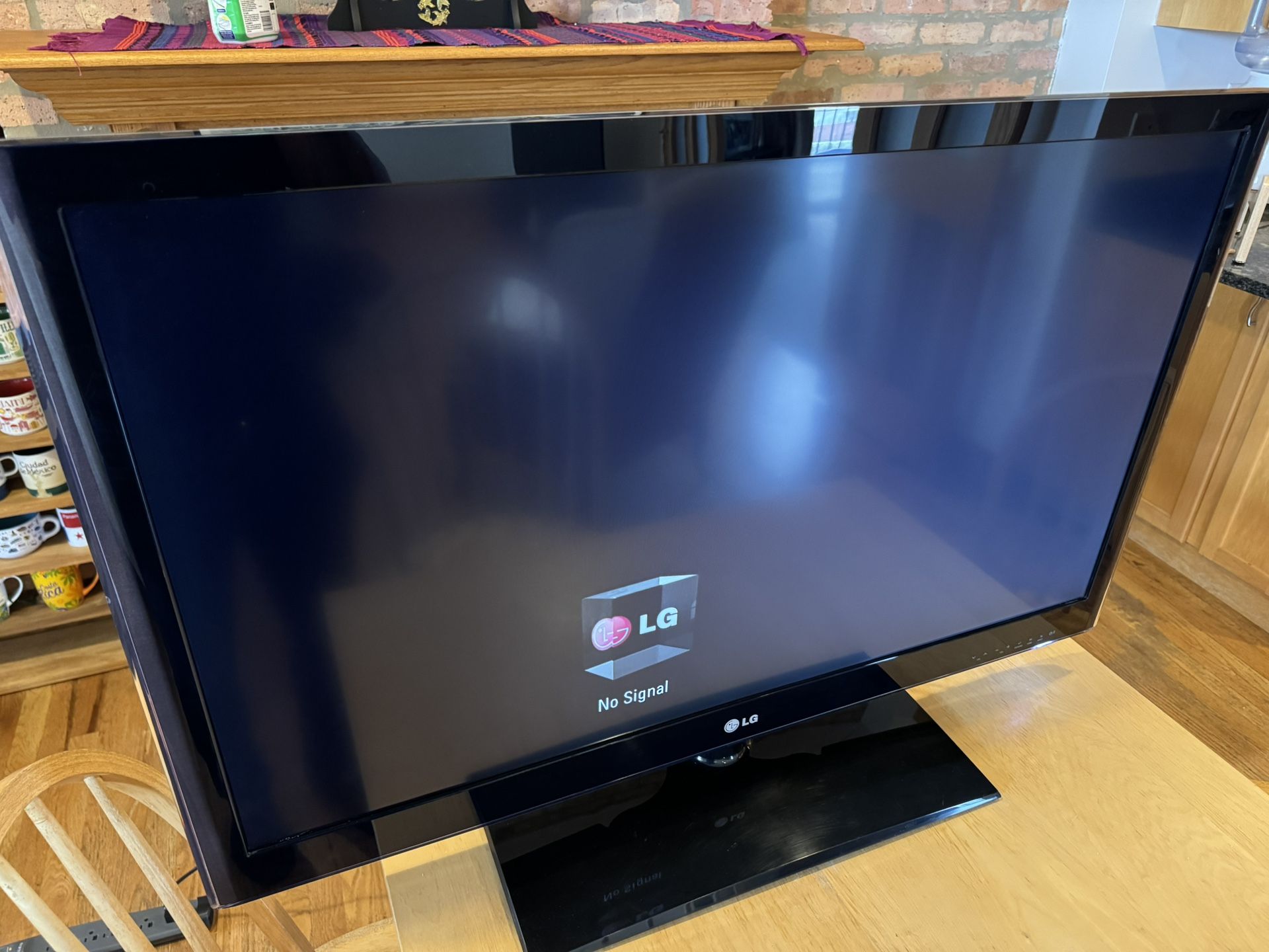 TV - LG 42-inches LED-LCD