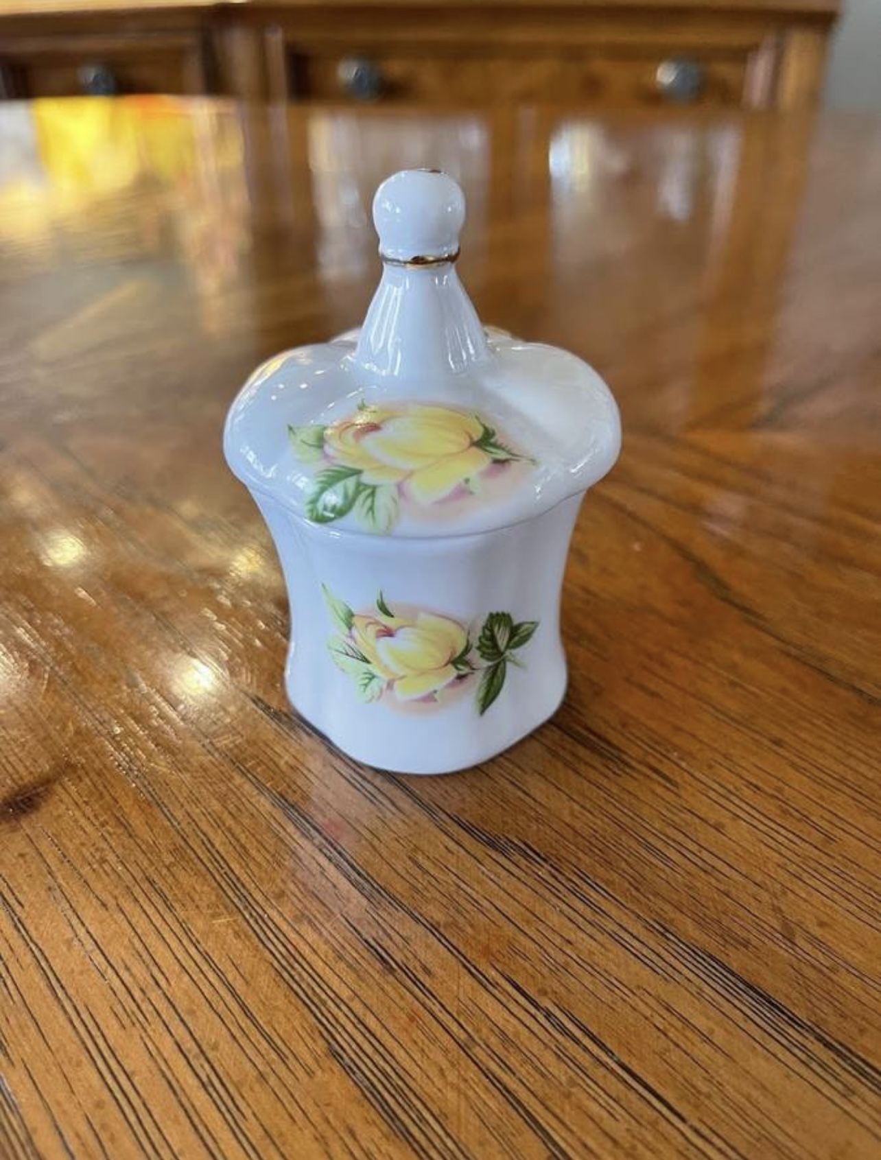 Beautiful Like New Vintage Yellow Rose Trinket Box
