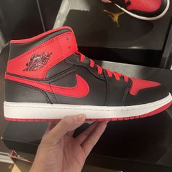 Air Jordan 1 Mid Bred (size 10.5)
