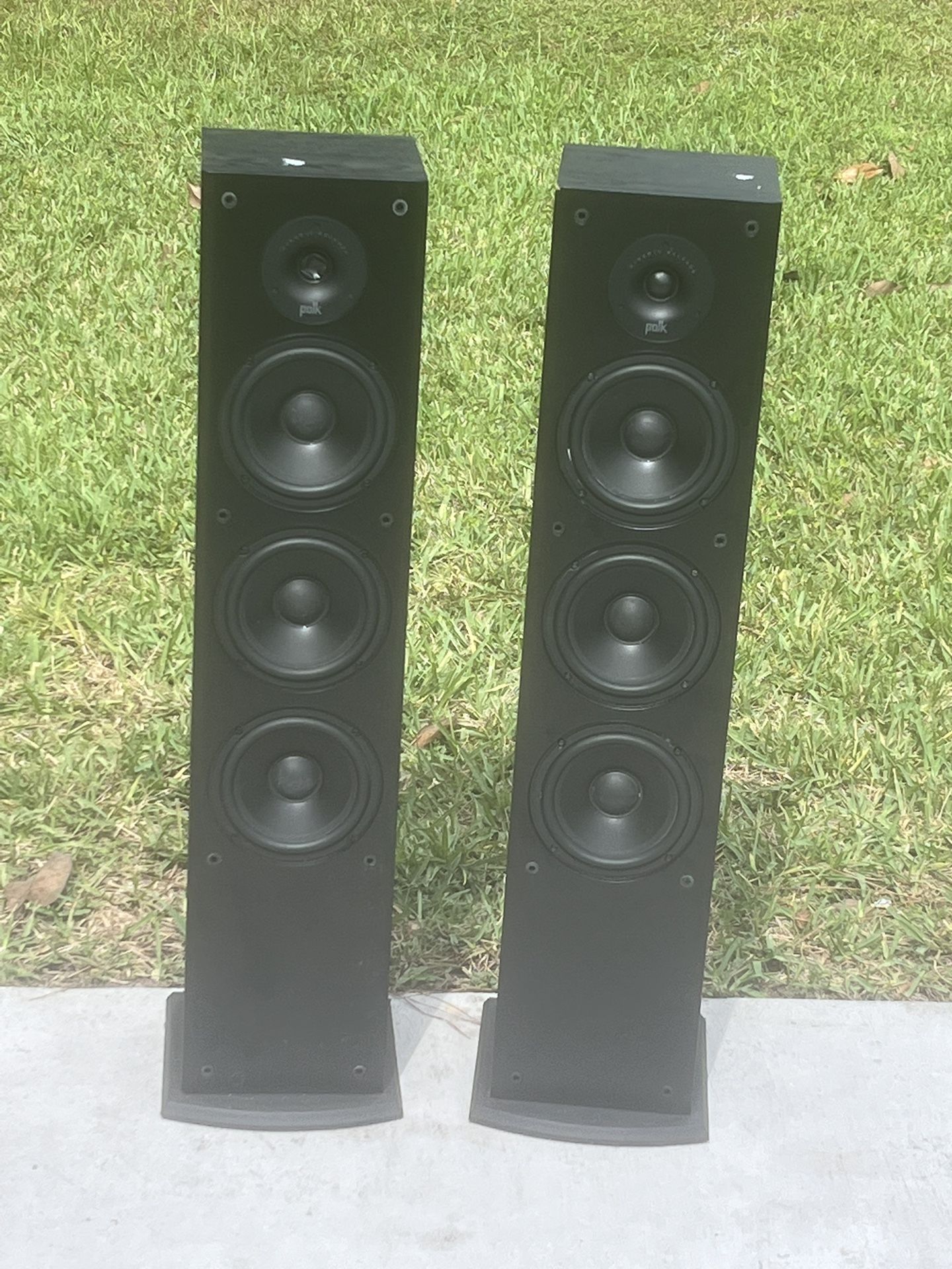 Polk Audio T50 Tower Floor Speaker Fully Functional. Used in good condition with some minor cosmetic blemishes. These blemishes are in the form of som