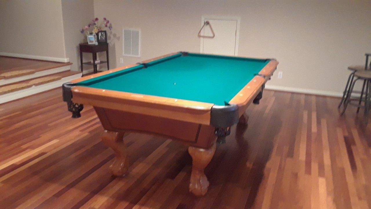 8ft.Beautiful Pool Table &Accessories Included