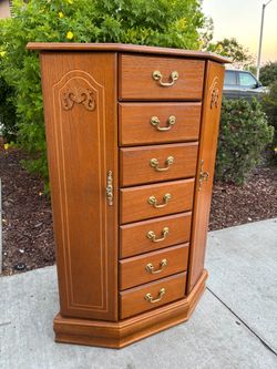 7 Drawer Jewelry Dresser Chest of Drawers Furniture Great Condition